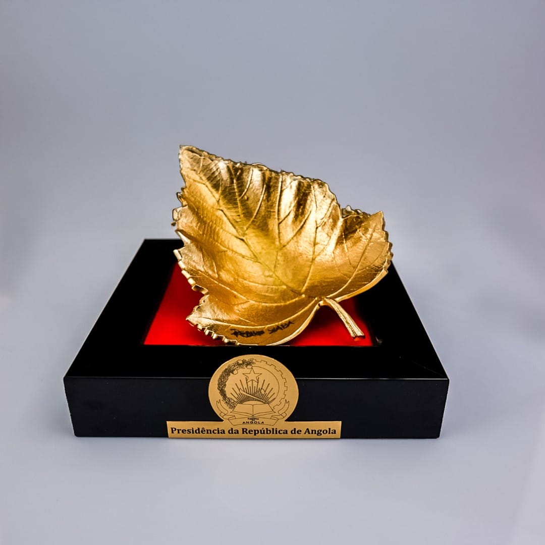 Escultura Folha Dourada: Detalhe Frontal e Base